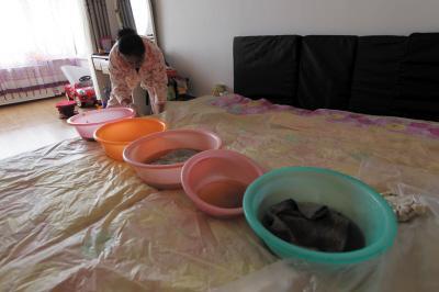 蒲城楼上漏水，住户失联，小区没物管，业主维权难！律师来支招……